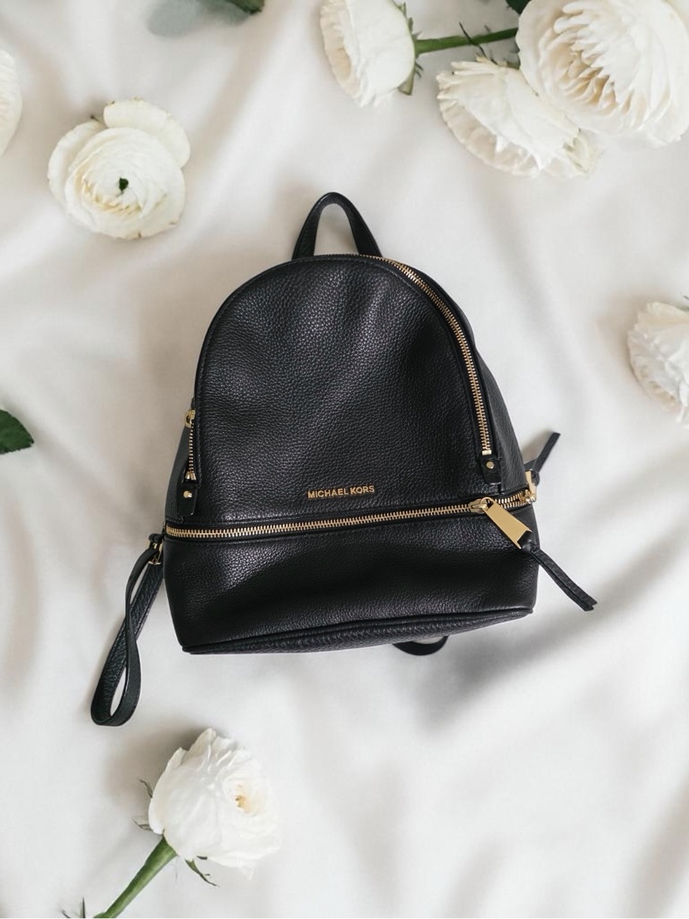 Like new Michael Kors rhea medium backpack in black pebble leather